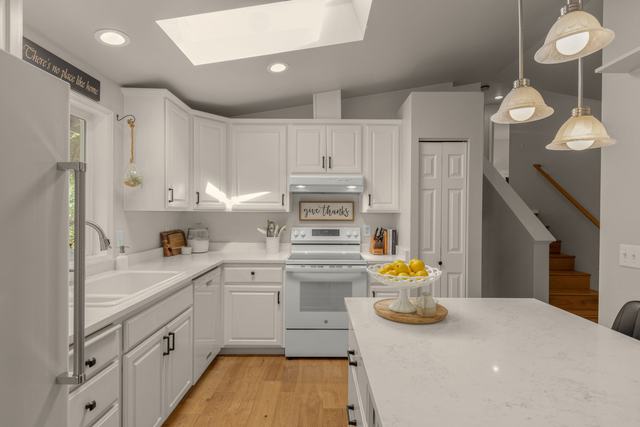 Kitchen, skylight above the range wall